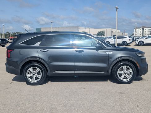 Certified 2023 Kia Sorento LX image 4