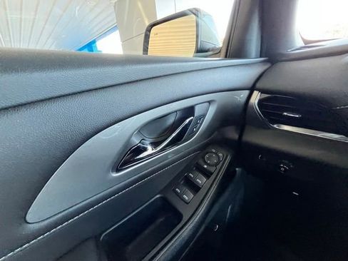 Used 2023 Chevrolet Traverse LT image 19