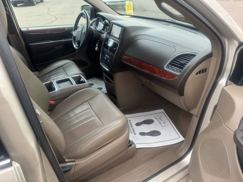 Used 2014 Chrysler Town & Country Touring image 12