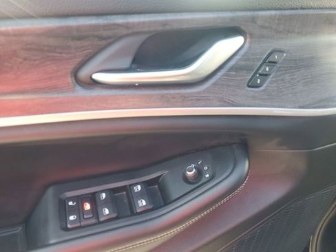 Used 2023 Jeep Grand Cherokee Limited w/ Luxury Tech Group II AWD/4WD image 17