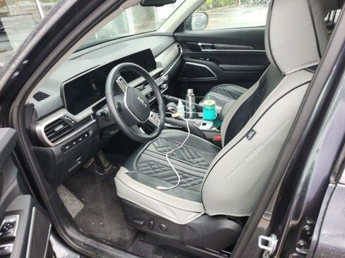 Certified 2024 Kia Telluride EX w/ EX Captain's Chair Package AWD/4WD image 3