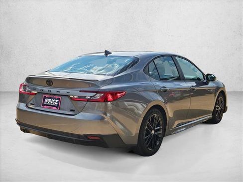 Used 2025 Toyota Camry SE image 5