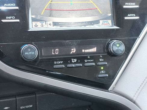 Used 2018 Toyota Camry SE w/ Moonroof Package FWD image 17