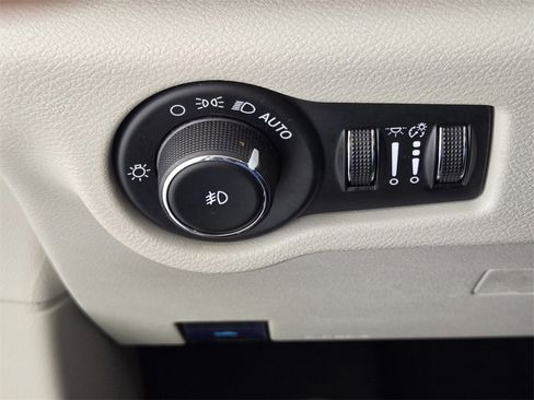 Used 2024 Chrysler Pacifica Select image 22