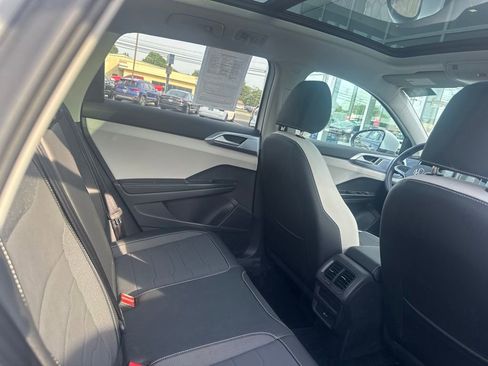 Used 2025 Volkswagen Taos SE w/ Panoramic Sunroof Package FWD image 6