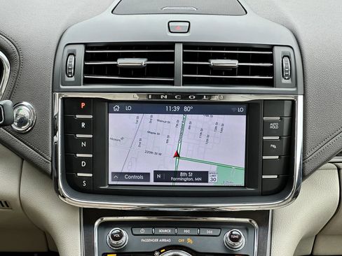 Used 2019 Lincoln Continental Select w/ Continental Climate Package FWD image 23