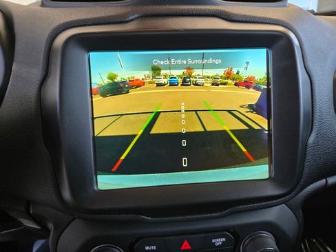 Used 2023 Jeep Renegade Latitude AWD/4WD image 10
