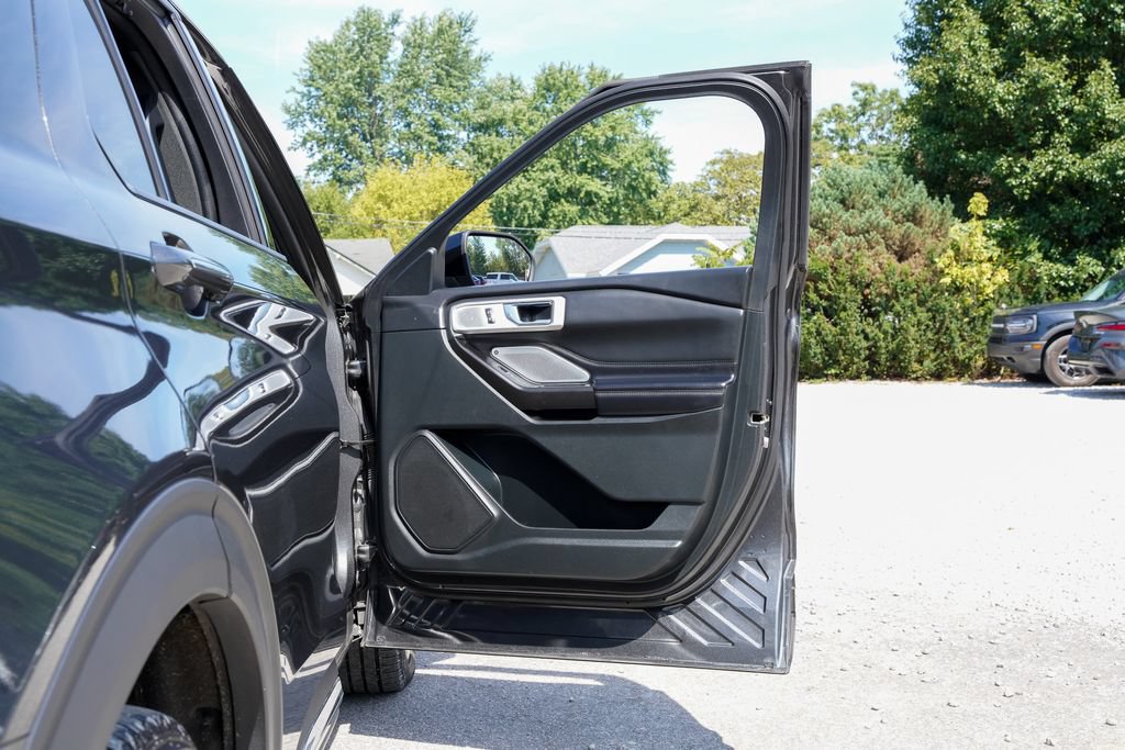 Used 2020 Ford Explorer Platinum w/ Premium Technology Package AWD/4WD image 39