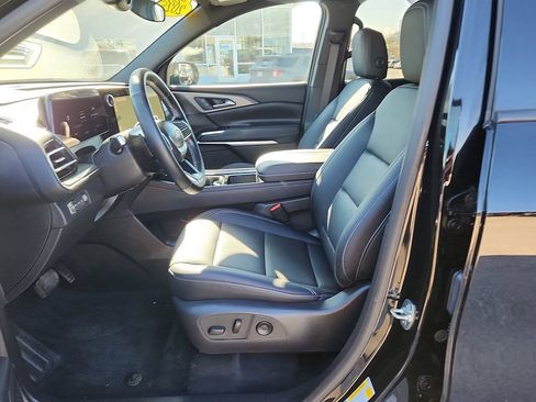 Used 2025 Chevrolet Traverse LT w/ Driver Confidence Package image 8