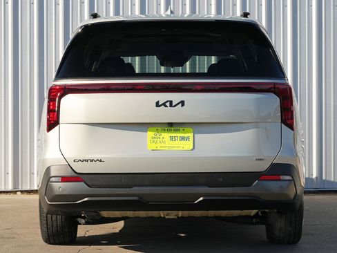 Used 2025 Kia Carnival SX w/ SX Dark Edition Package image 11