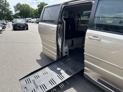 Used 2015 Dodge Grand Caravan SXT w/ Rear Park Assist Package FWD image 3