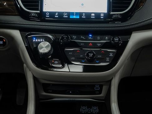 Used 2022 Chrysler Pacifica Limited w/ Uconnect Theater Family Group image 26