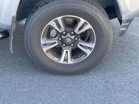 Used 2017 Toyota Tacoma TRD Sport image 12