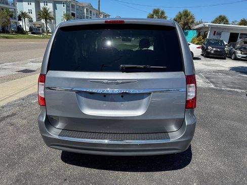 Used 2016 Chrysler Town & Country Touring FWD image 7