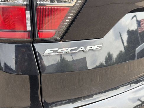 Used 2017 Ford Escape SE FWD image 14