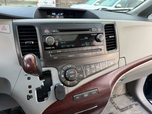 Used 2012 Toyota Sienna XLE image 20