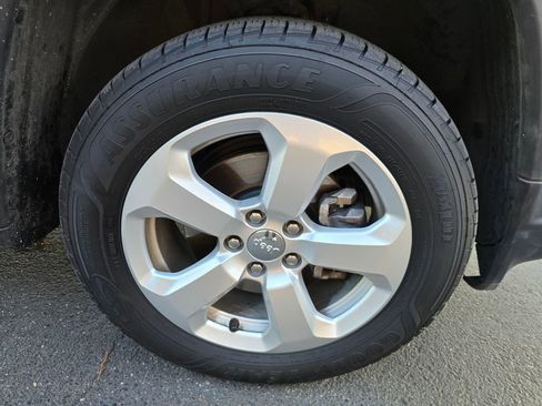 Used 2018 Jeep Compass Latitude w/ Cold Weather Group image 11