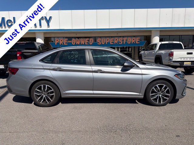 Used 2025 Volkswagen Jetta SE FWD image 2