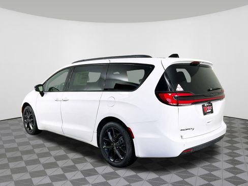 New 2026 Chrysler Pacifica Select FWD image 32