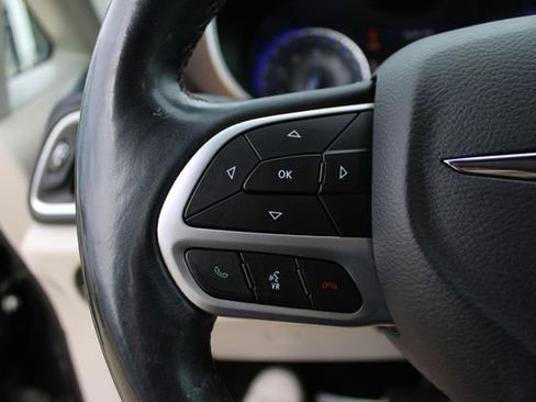 Used 2018 Chrysler Pacifica Touring-L Plus FWD image 12