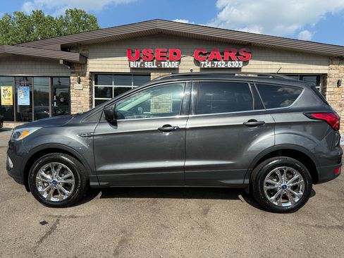 Used 2018 Ford Escape SE w/ SE Sync 3 Package AWD/4WD image 2
