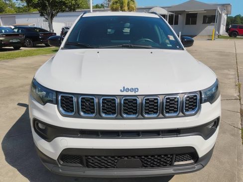 Used 2024 Jeep Compass Latitude AWD/4WD image 2