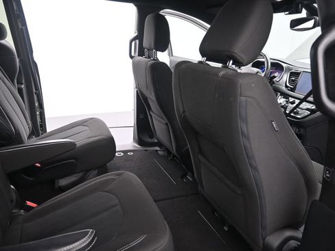 Used 2020 Chrysler Pacifica Touring w/ Advanced Safetytec Group FWD image 16