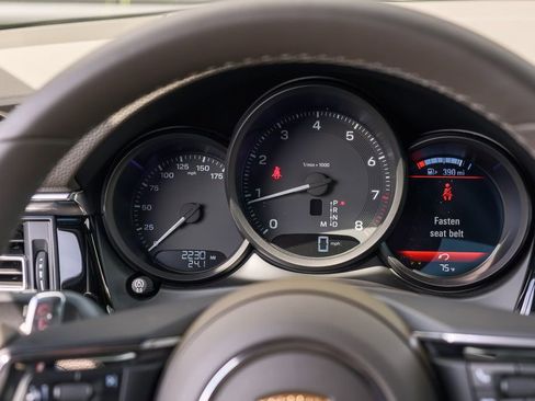 Used 2025 Porsche Macan AWD/4WD image 20
