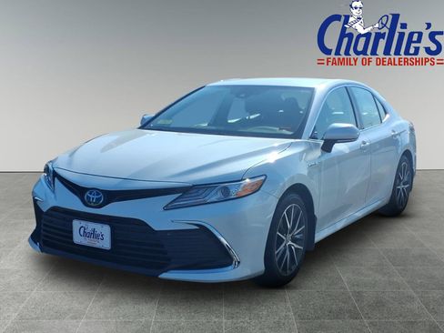 Used 2021 Toyota Camry XLE FWD image 1