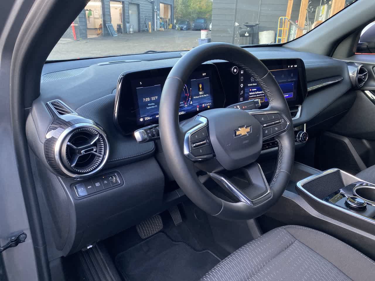Used 2026 Chevrolet Equinox LT AWD/4WD image 2