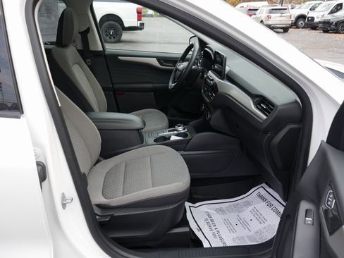 Used 2022 Ford Escape SE w/ SE Sport Appearance Package image 28