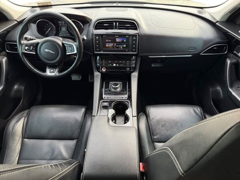 Used 2017 Jaguar F-PACE R-Sport image 12