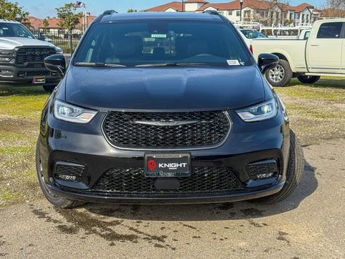New 2026 Chrysler Pacifica Select AWD/4WD image 3