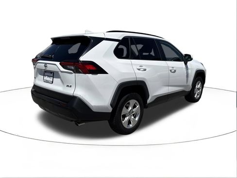 Used 2021 Toyota RAV4 XLE FWD image 3