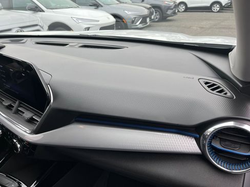 Used 2025 Chevrolet Trax LT image 35