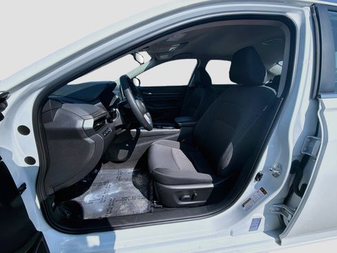 Used 2025 Nissan Altima 2.5 SV FWD image 13