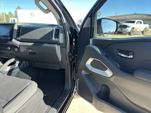 Used 2022 Nissan Frontier SV image 9