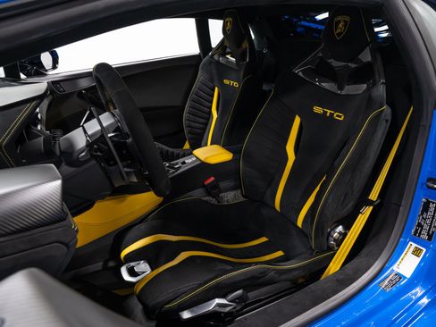 Used 2022 Lamborghini Huracan STO RWD image 37
