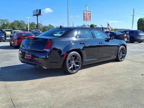 Used 2023 Chrysler 300 Touring w/ Sport Appearance Package image 4