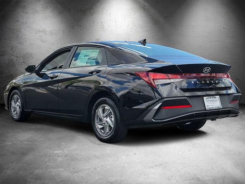 New 2026 Hyundai Elantra SE image 3