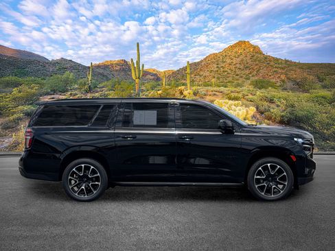 Used 2023 Chevrolet Suburban RST w/ Luxury Package AWD/4WD image 3