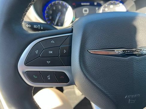 Used 2024 Chrysler Pacifica Touring-L FWD image 14