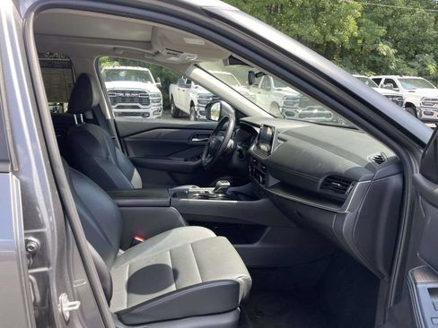 Used 2025 Nissan Rogue SV w/ SV Premium Package FWD image 15