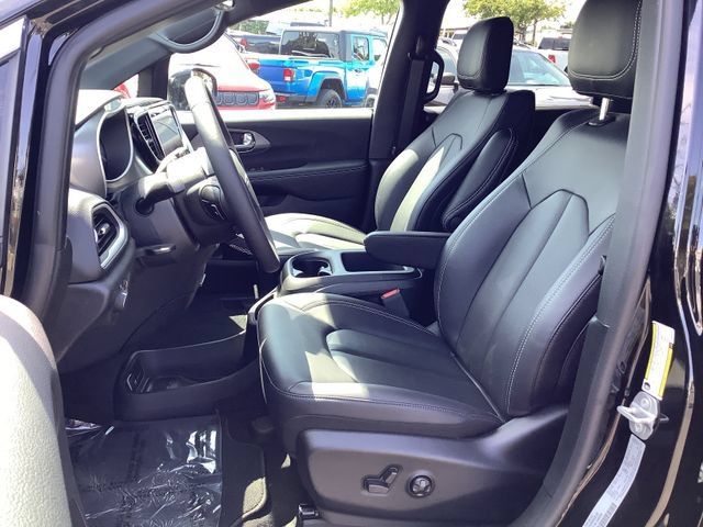 Used 2025 Chrysler Voyager LX FWD image 8
