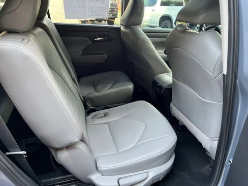 Used 2022 Toyota Highlander XLE FWD image 9