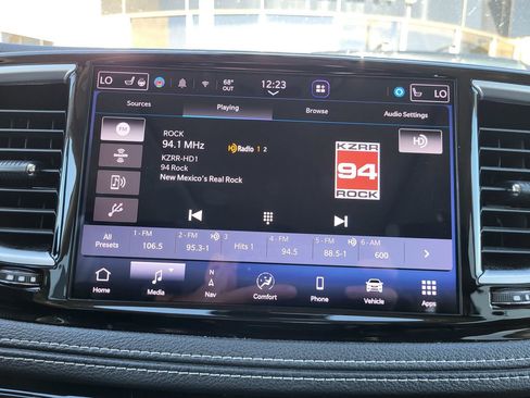 Used 2023 Chrysler Pacifica Limited image 13