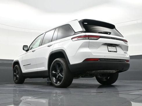 Used 2025 Jeep Grand Cherokee Limited w/ Black Appearance Package RWD image 25