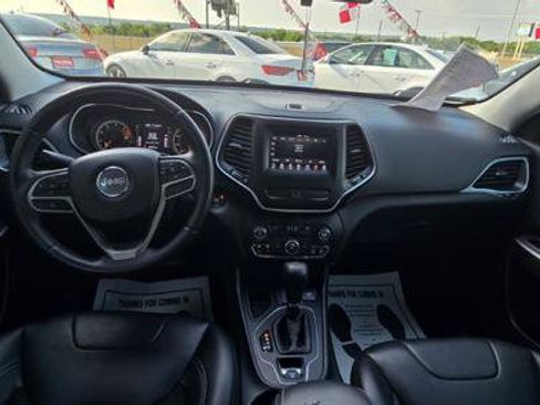 Used 2019 Jeep Cherokee Latitude Plus FWD image 16