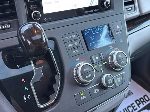 Used 2018 Toyota Sienna XLE Premium w/ Carpet Mat Package FWD image 20