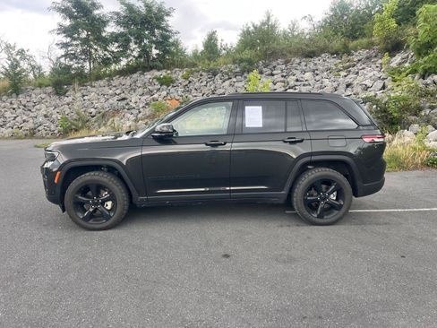 Used 2023 Jeep Grand Cherokee Limited w/ Luxury Tech Group II AWD/4WD image 5